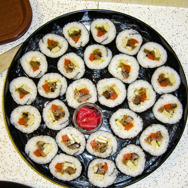 maki sushi on tray